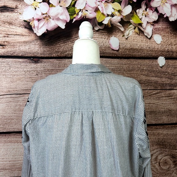 SOLD 🛍️ Westport Women’s Cotton Floral Embroidered Striped Button Down Blouse - Picture 3 of 7